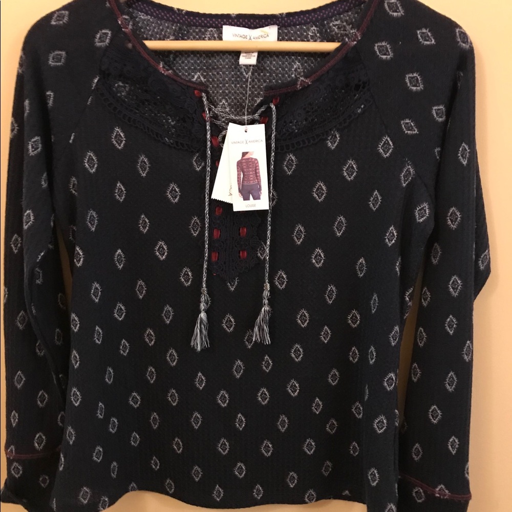🎁 NWT Vintage America Print Lace Up Top